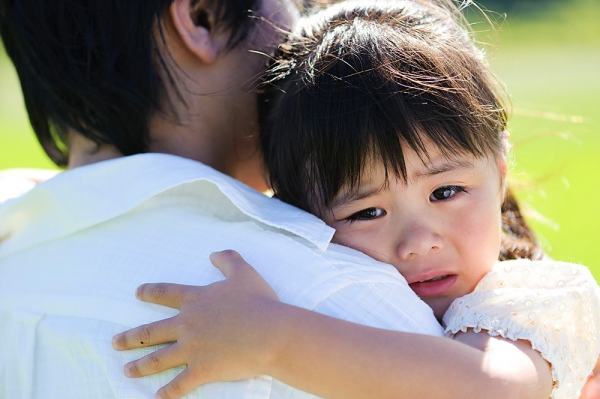 Chuyên gia về gia đình giải thích vì sao không nên bắt trẻ ôm hôn anh em họ hàng?