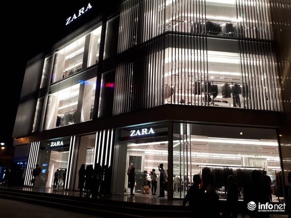 Cửa hàng thời trang Zara đầu tiên ở Hà Nội đông nghịt khách chờ thanh toán