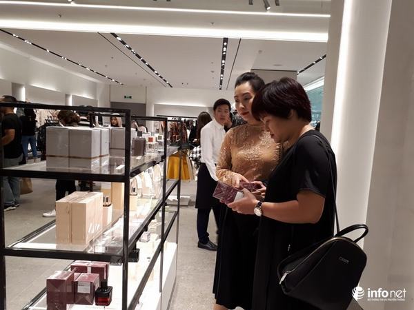 Cửa hàng thời trang Zara đầu tiên ở Hà Nội đông nghịt khách chờ thanh toán