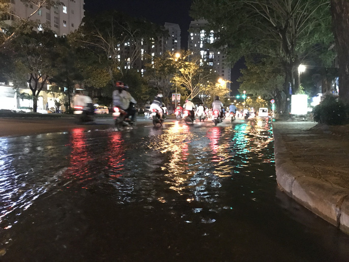 Không mưa, khu giàu nhất Sài Gòn vẫn lênh láng nước