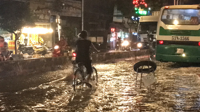 Không mưa, khu giàu nhất Sài Gòn vẫn lênh láng nước