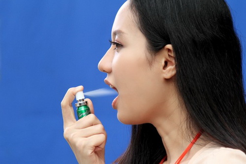 Lạm dụng dung dịch xịt thơm miệng gây hại sức khỏe