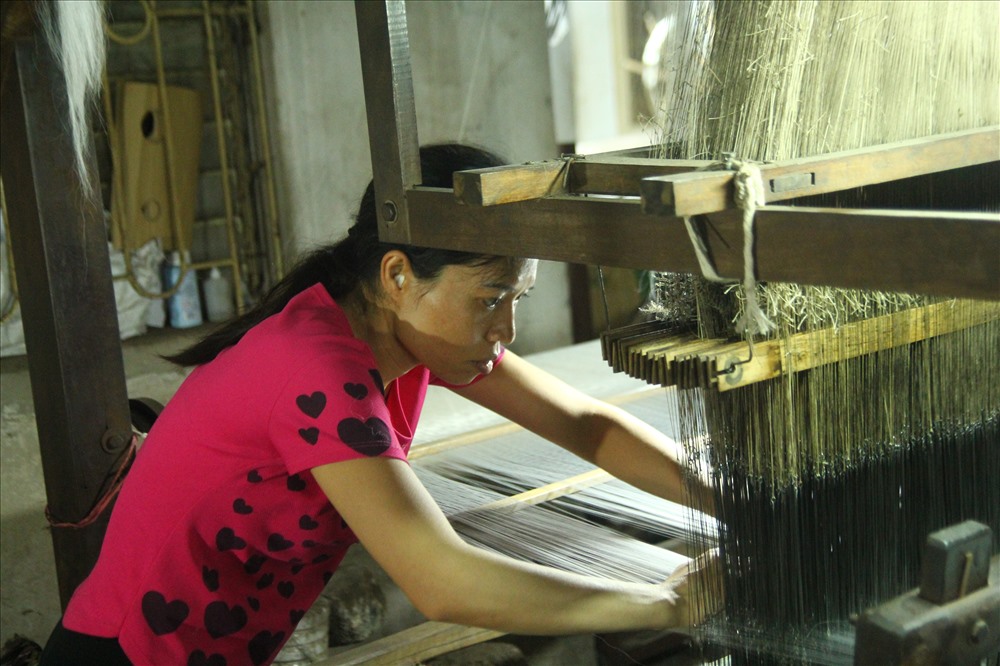 Lụa Trung Quốc bán công khai tại làng lụa lâu đời nhất Việt Nam