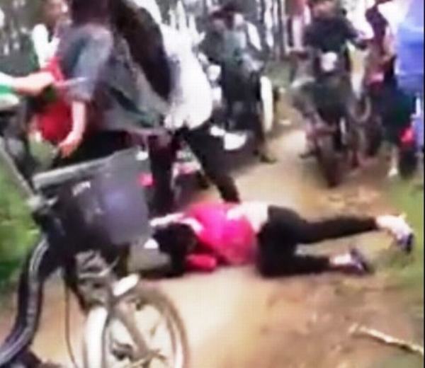 Nghệ An: Kinh hoàng cảnh 3 nữ sinh đánh bạn không thương tiếc