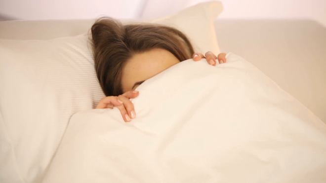 Những mối nguy hại khôn lường của thói quen trùm chăn kín đầu khi ngủ