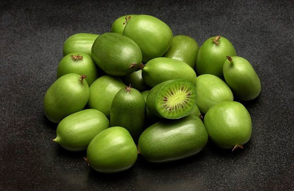 Soi trái kiwi bé như quả nho giá cả triệu đồng/kg, chị em tranh mua