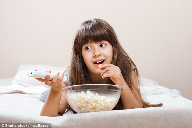Trẻ em thường xuyên 'dán mắt' vào ti vi có nguy cơ béo phì cao