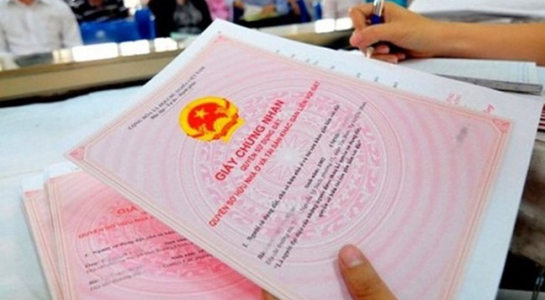 Bộ Tư pháp đề nghị tạm ngưng hiệu lực quy định ghi tên người thân vào sổ đỏ