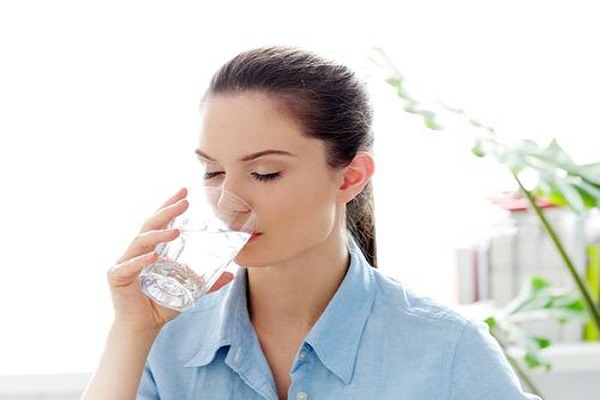 Chuyên gia y tế chứng minh uống 2 lít nước mỗi ngày là sai lầm