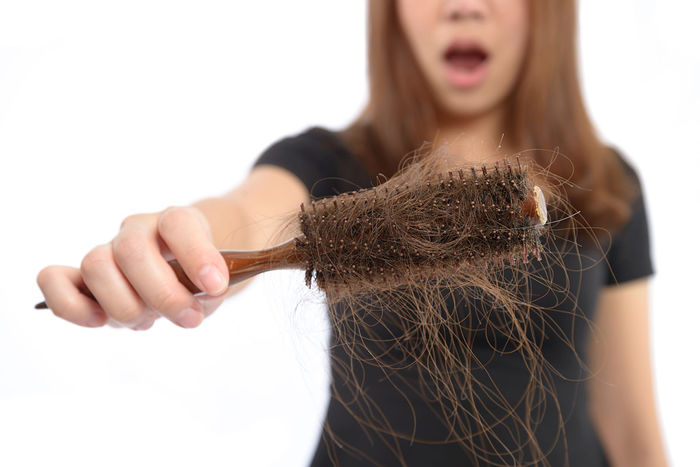 Để tóc ướt khi đi ngủ gây 7 tác hại cho sức khoẻ