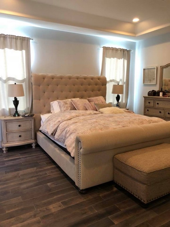  Phòng ngủ sang trọng và ấm cúng của vợ chồng Lệ Quyên với sàn gỗ và những gam màu nhạt mà không hề lòe loẹt. 