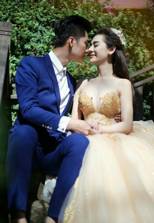 Hé lộ thiệp mời nhiều chữ nhất showbiz của Lâm Khánh Chi, đám cưới được 'trực tiếp YouTube toàn cầu'