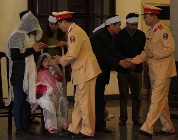  Đồng nghiệp đến dự lễ tang và chia sẻ với gia đình chiến sỹ Trần Văn Vang. 