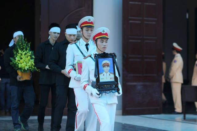  Linh cữu của Trung tá Trần Văn Vang được đưa về an táng tại nghĩa trang quê nhà xã Tân Thành (Kim Sơn, Ninh Bình). 
