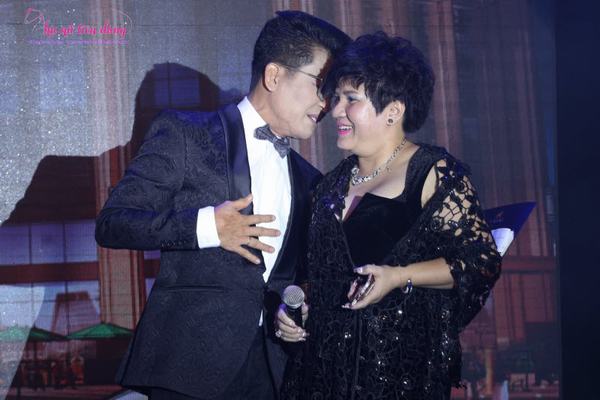 MC Thanh Bạch quỳ hôn một nữ đại gia vào ngày sinh nhật