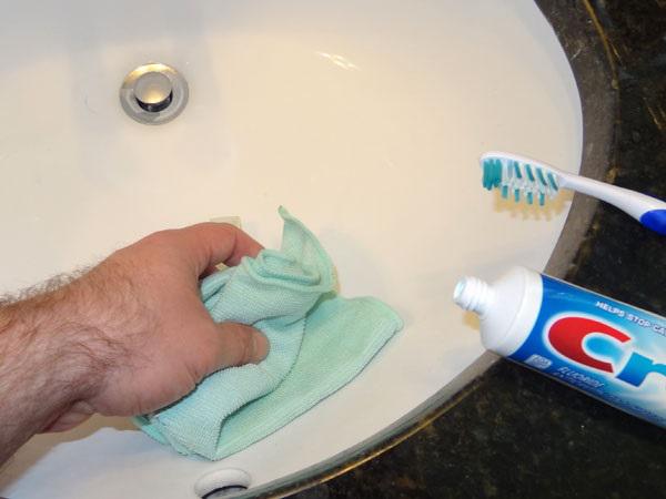 Mẹo làm sạch “tất tần tật” mọi thiết bị nhà tắm chỉ trong nháy mắt