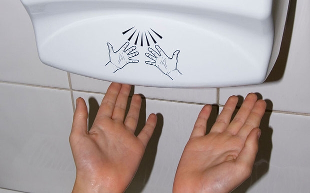 Mối nguy hại từ máy sấy khô tay trong nhà vệ sinh công cộng, bạn có biết?