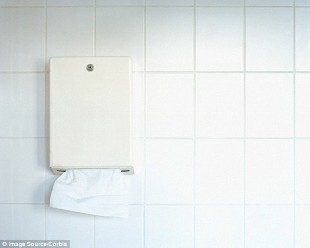 Mối nguy hại từ máy sấy khô tay trong nhà vệ sinh công cộng, bạn có biết?