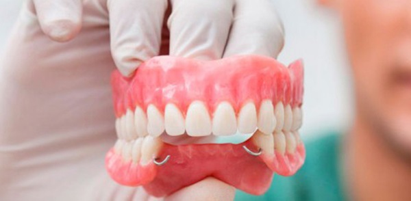 Răng giả khiến người đeo có nguy cơ bị suy dinh dưỡng