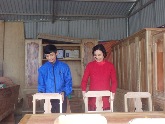  Người vợ hơn chồng 13 tuổi quyết định ở quê chồng mở rộng xưởng sản xuất gỗ 
