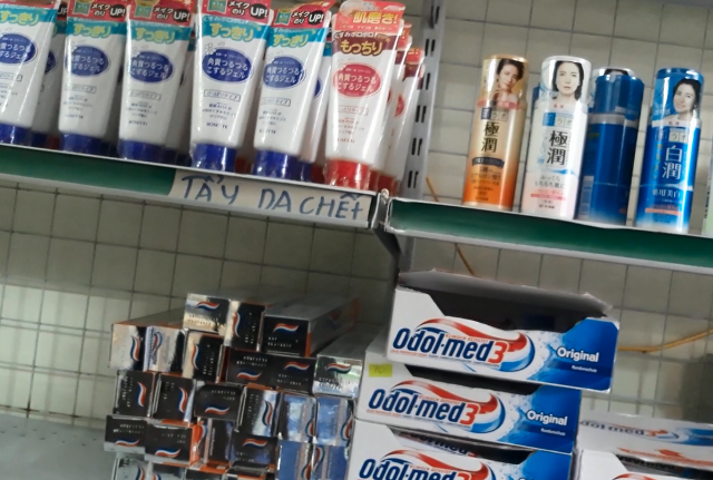  Các loại kem đưỡng da được bày bán tại cửa hàng Minh Hạnh số 18. 