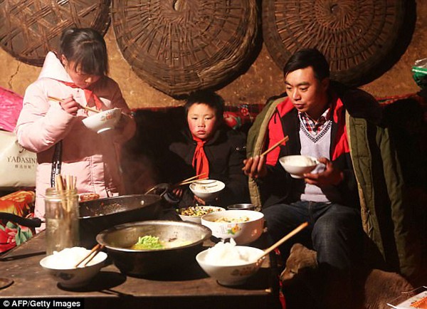  Bố Wang Fuman đã được về làm gần nhà để tiện chăm sóc mẹ già và hai con nhỏ. 