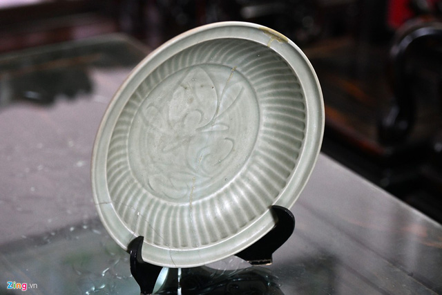 Một trong những chiếc đĩa từ thời nhà Tống trong bộ sưu tập của ông Minh. Lòng đĩa có hình hoa sen khắc chìm.