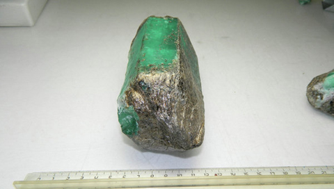 Khối ngọc lục bảo nặng đến 5.000 carat tại một mỏ thuộc vùng núi Urals được tìm thấy trước đó. Ảnh: VnExpress 
