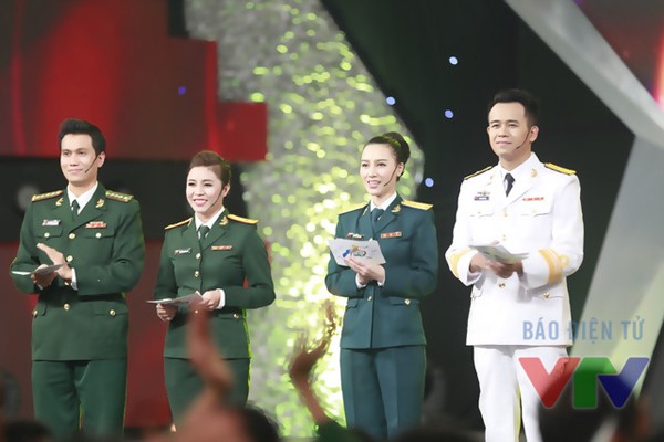  Minh Hà dẫn cùng MC Hoàng Linh trong số đặc biệt của Chúng tôi là chiến sĩ. 