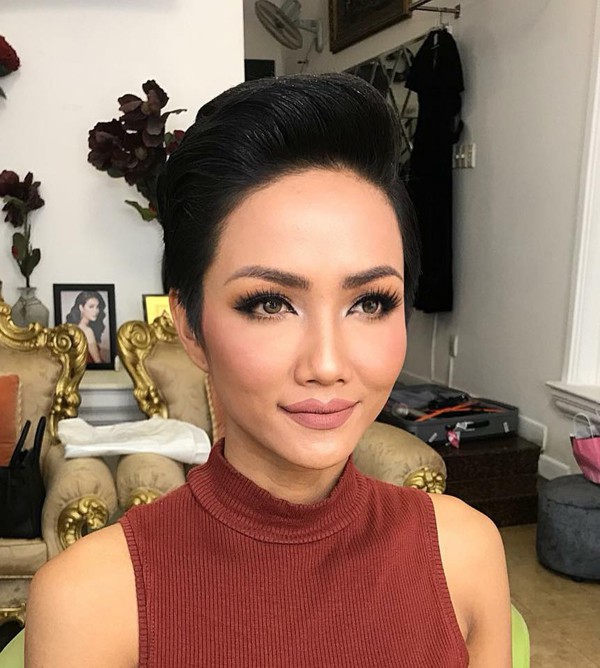  Hình ảnh mới nhất của Hhen Niê sau đêm đăng quang Hoa hậu Hoàn vũ Việt Nam 2017. 