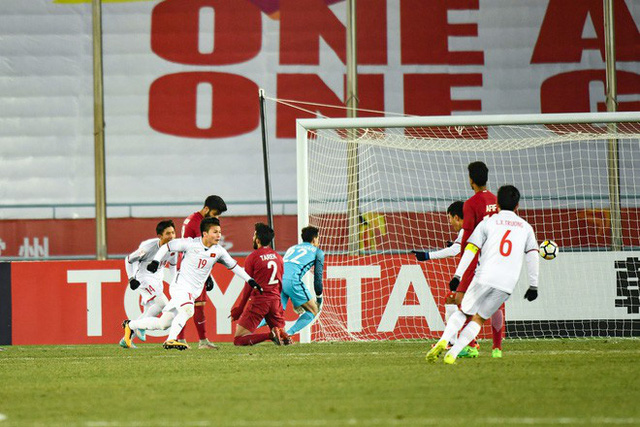 Quang Hải lập cú đúp trước U23 Qatar.