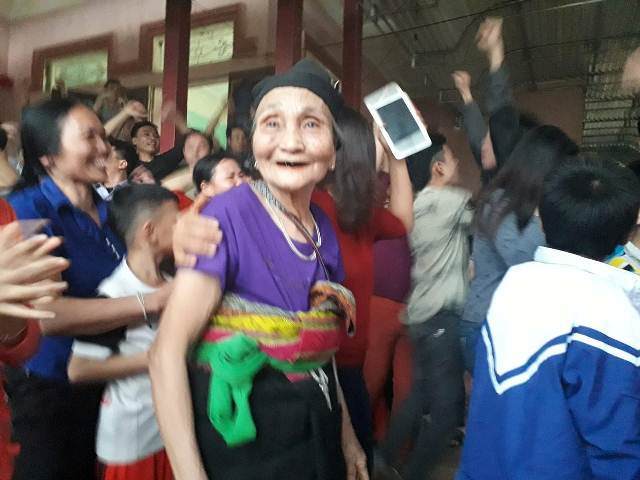  Bà nội Tiến Dũng cười sung sướng khi đội U23 Việt Nam giành chiến thắng 