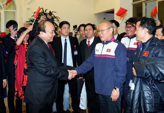  Thủ tướng bắt tay HLV Park Hang - seo. Ảnh: VGP/Quang Hiếu 
