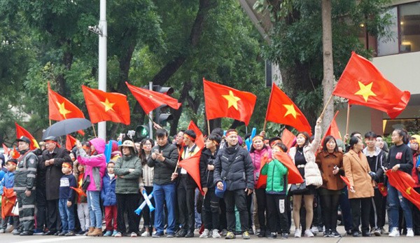 Tại ngã tư Lê Hồng Phong - Hùng Vương, cổ động viên cùng nhau hát vang bài Như có Bác Hồ trong ngày vui chiến thắng. Ảnh: VNE