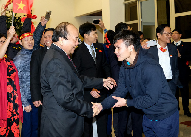  Thủ tướng bắt tay tiền vệ Quang Hải - người đã ghi 5 bàn thắng cho Việt Nam ở vòng chung kết U23 châu Á lần này. Ảnh: VGP/Quang Hiếu 