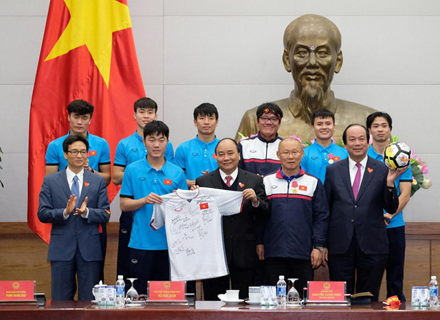  Thủ tướng đón nhận chiếc áo có toàn bộ chữ ký của các cầu thủ U23 Việt Nam. Ảnh: Zing 