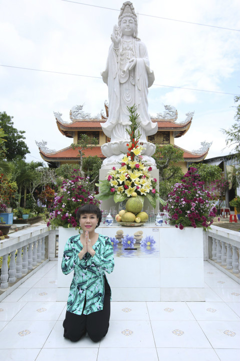 Vợ chồng Việt Hương tặng hơn 100 triệu đồng cho người nghèo