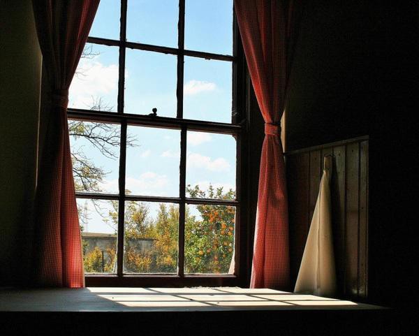Vào những ngày trời có nắng, hãy mở các rèm cửa chính, cửa sổ tận dụng ánh nắng mặt trời chiếu vào để sưới ấm ngôi nhà, căn phòng của bạn.