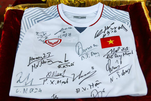  Chiếc áo đấu có các chữ ký của tuyển thủ U23 Việt Nam được đấu giá khởi điểm là 1 tỷ đồng. 
