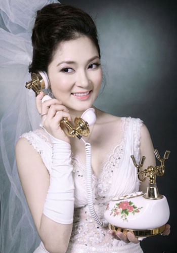  Ngắm nhìn những hình ảnh cũ của Hoa hậu Nguyễn Thị Huyền khiến nhiều người không khỏi tiếc nuối vẻ mặt phúc hậu, tròn đầy của cô. 