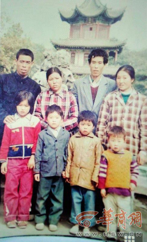 Ảnh chụp gia đình Trương Thái Hà trước khi con trai mất tích.