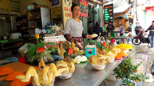 Cơ sở nấu cỗ trên phố Hàng Bè, quận Hoàn Kiếm, Hà Nội. Ảnh: Nhật Linh