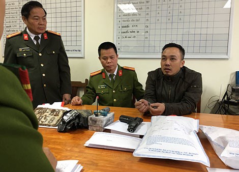  Đại tá Phạm Mạnh Thường, Giám đốc Công an tỉnh Bắc Giang lấy lời khai của nghi phạm. 
