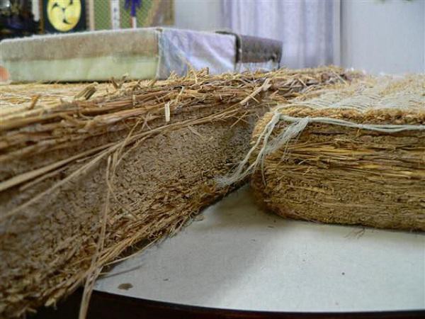 Trước đây Tatami thường chỉ được làm từ rơm khô, sau dần người ta còn sử dụng sợi hóa học thay rơm để chiếu được bền hơn.