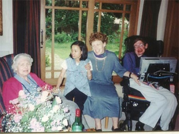  Thu Nhàn và gia đình Hawking trong một chuyến thăm Anh của cô. 
