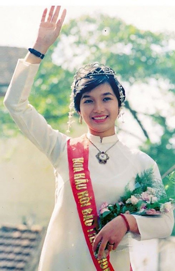  Bùi Bích Phương đăng quang Hoa hậu Việt Nam 1998, khi ấy cô mới 17 tuổi. 