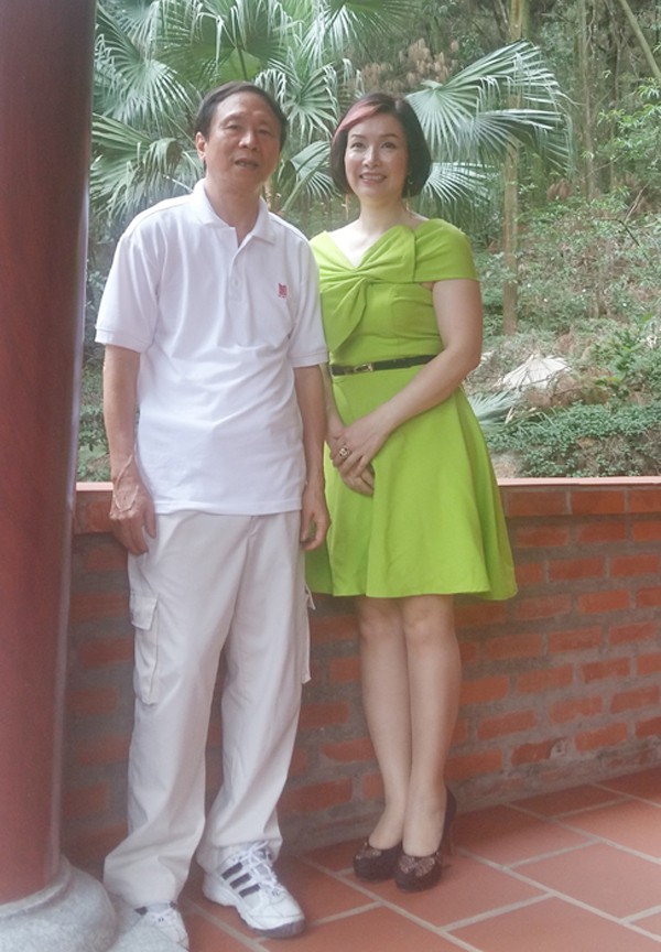  Hoa hậu Bùi Bích Phương chụp ảnh kỉ niệm cùng nhà thơ Dương Kỳ Anh. 
