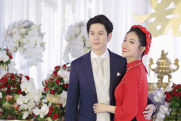  Hai vợ chồng Mai Hồ hạnh phúc trong lễ đính hôn. 