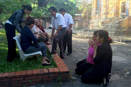  Trong phiên tòa xét xử ngày 18/7/2016, bà Thi đã quỳ xuống, thay mặt con trai mình xin lỗi gia đình người bị giết hại. Ảnh: Lê Phong 