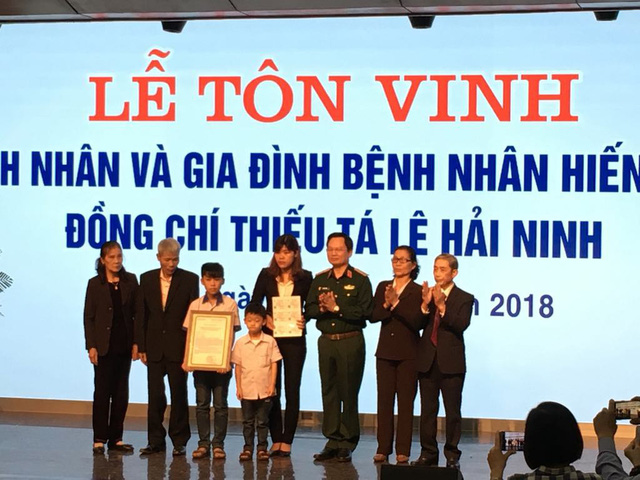GS.TS Mai Hồng Bàng đã trao bản cam kết tuyển dụng các con Thiếu tá Lê Hải Ninh vào làm việc tại Bệnh viện 108 nếu các cháu theo nghiệp y khoa và có nhu cầu làm việc tại viện